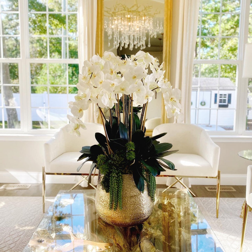 Delaney-Vase in Gold mit mehreren Phalaenopsis-Orchideenstängeln und Sukkulenten