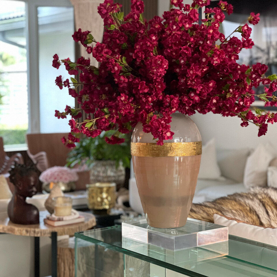 Vase „Göttin“ mit burgunderroten Kirschblüten