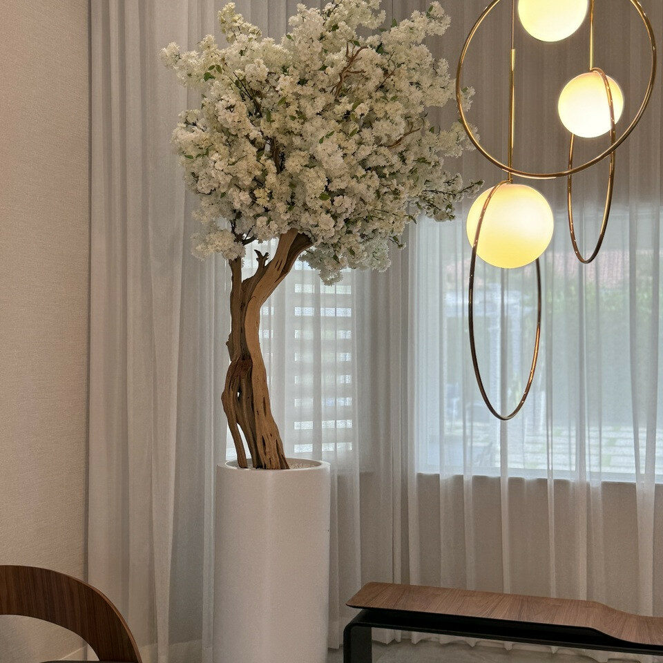 Mattbeige St. Tropez Vase mit weißem Kirschblütenbaum