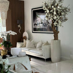 Weißer Magnolienbaum im glänzenden St. Tropez Beige Topf