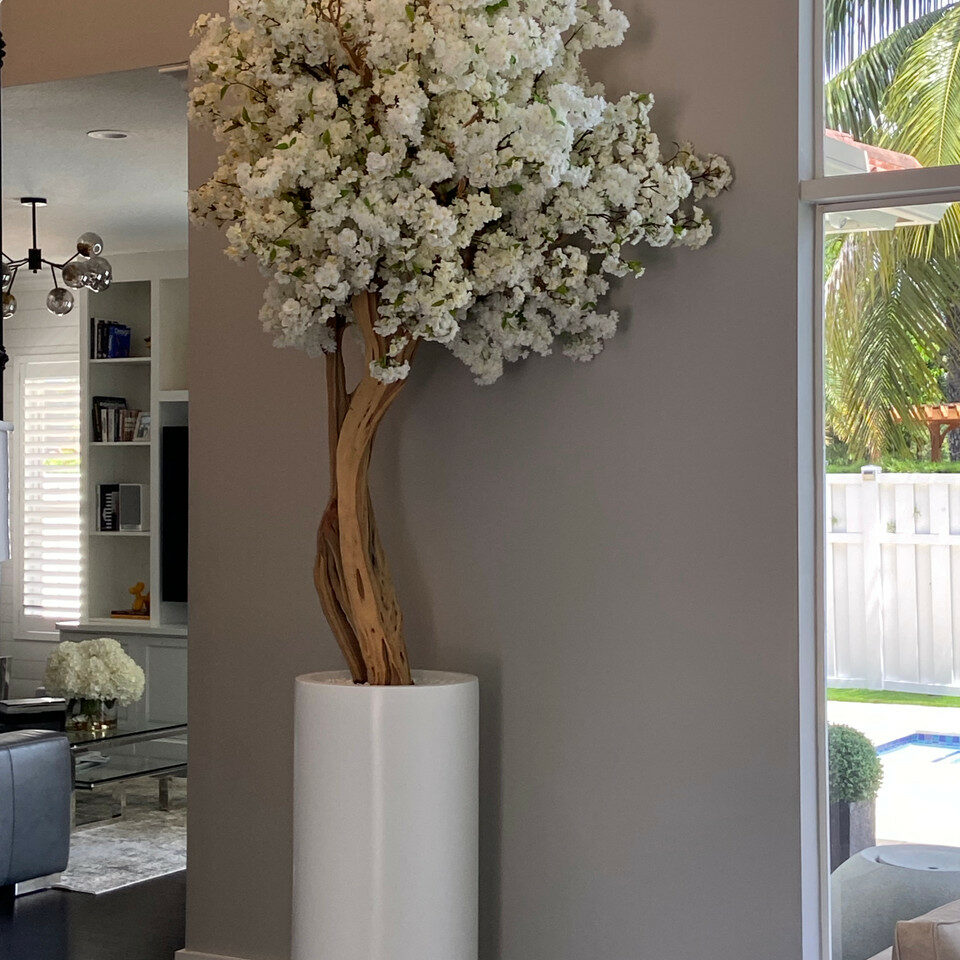 Mattbeige St. Tropez Vase mit weißem Kirschblütenbaum