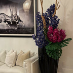 San Jose Vase in glänzendem Schwarz mit Vanda-Orchideen