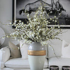 Vase „Göttin“ mit Kirschblütenzweigen